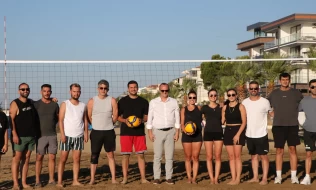 ÇİFTLİKKÖY’DE PLAJ VOLEYBOLU HEYECANI BAŞLADI