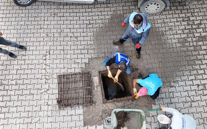 ÇİFTLİKKÖY’DE YAĞMUR SUYU HATLARI TEMİZLENİYOR